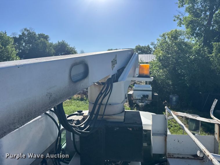 image for item EW4887 2002 Chevrolet GMT-400 bucket truck