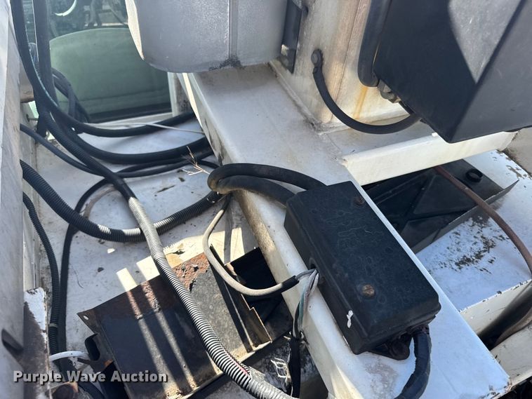 image for item EW4887 2002 Chevrolet GMT-400 bucket truck