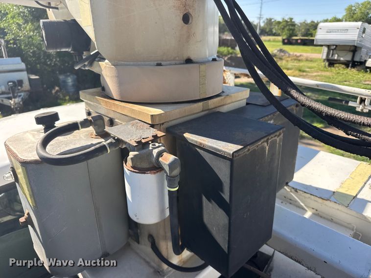 image for item EW4887 2002 Chevrolet GMT-400 bucket truck