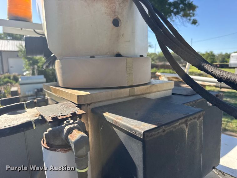 image for item EW4887 2002 Chevrolet GMT-400 bucket truck