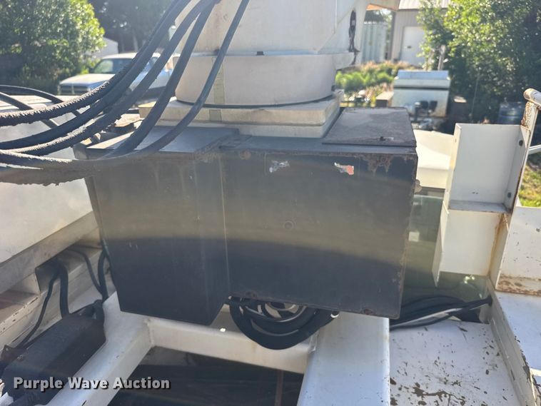 image for item EW4887 2002 Chevrolet GMT-400 bucket truck