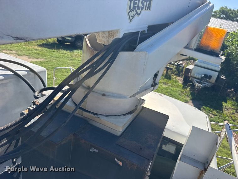 image for item EW4887 2002 Chevrolet GMT-400 bucket truck
