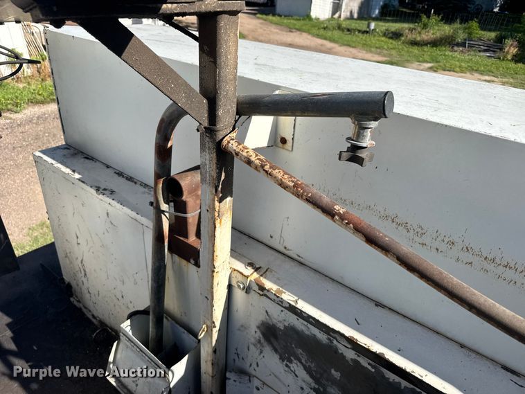 image for item EW4887 2002 Chevrolet GMT-400 bucket truck