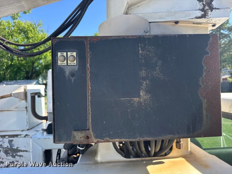 image for item EW4887 2002 Chevrolet GMT-400 bucket truck