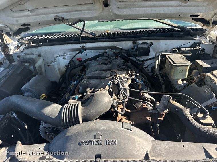 image for item EW4887 2002 Chevrolet GMT-400 bucket truck