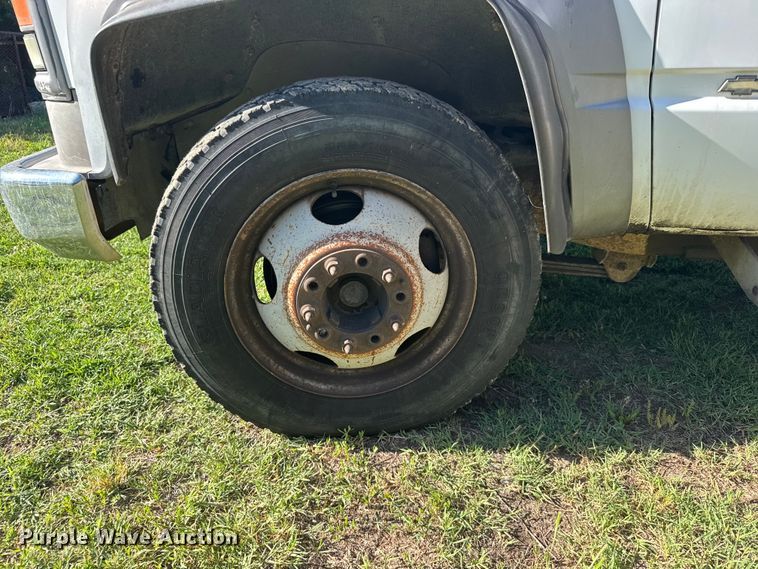 image for item EW4887 2002 Chevrolet GMT-400 bucket truck