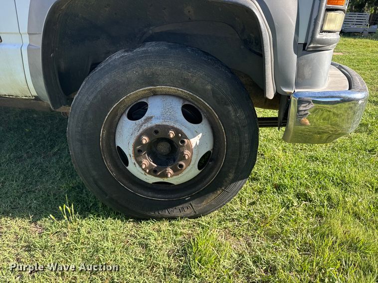 image for item EW4887 2002 Chevrolet GMT-400 bucket truck
