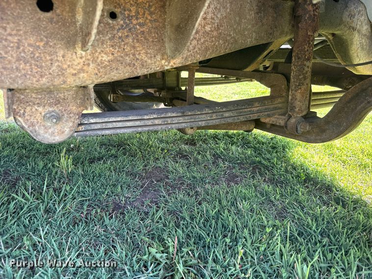 image for item EW4887 2002 Chevrolet GMT-400 bucket truck