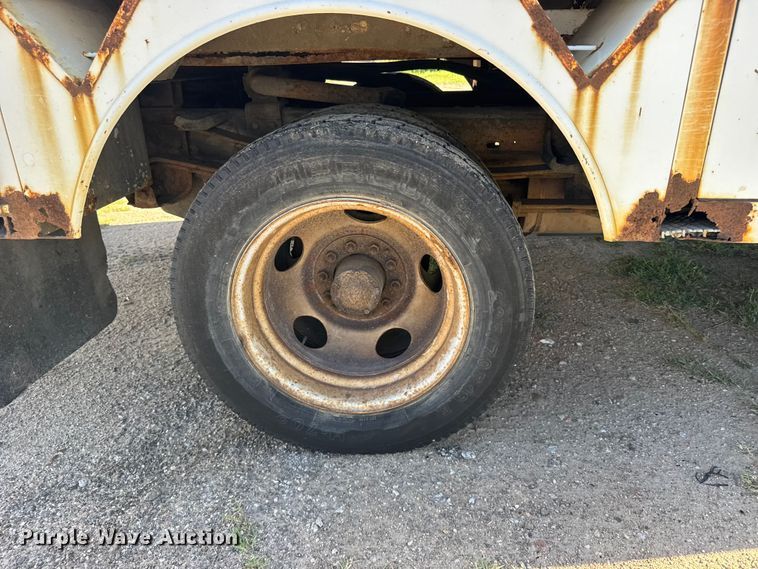 image for item EW4887 2002 Chevrolet GMT-400 bucket truck