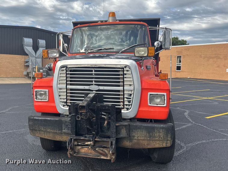 image for item EW4918 1989 Ford LNT8000 dump truck