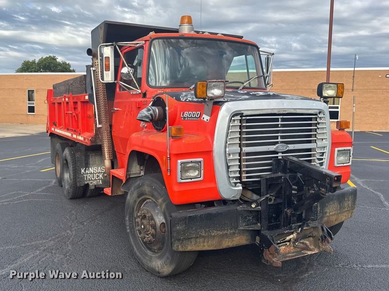 image for item EW4918 1989 Ford LNT8000 dump truck