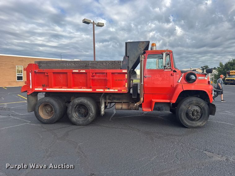 image for item EW4918 1989 Ford LNT8000 dump truck