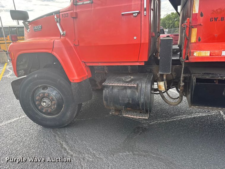 image for item EW4918 1989 Ford LNT8000 dump truck
