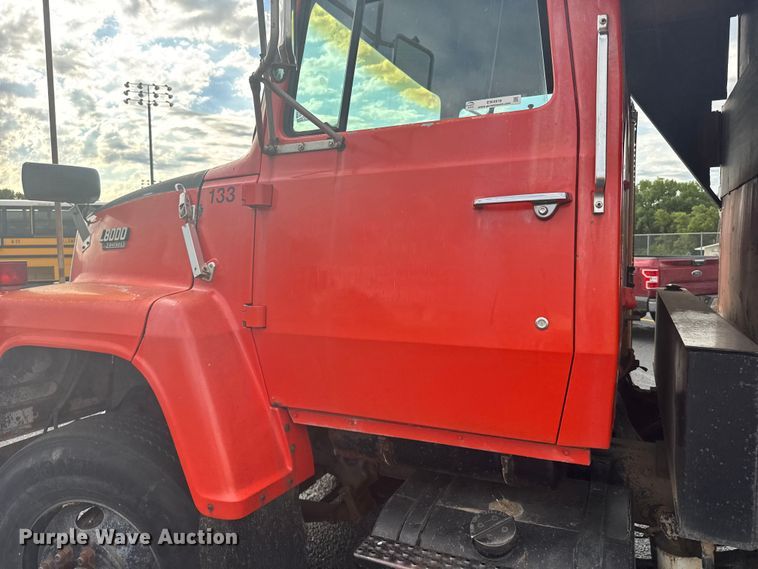 image for item EW4918 1989 Ford LNT8000 dump truck
