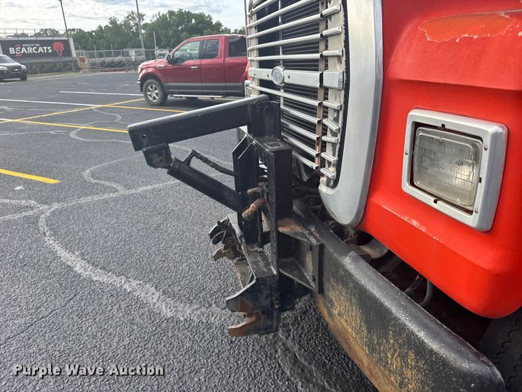 image for item EW4918 1989 Ford LNT8000 dump truck