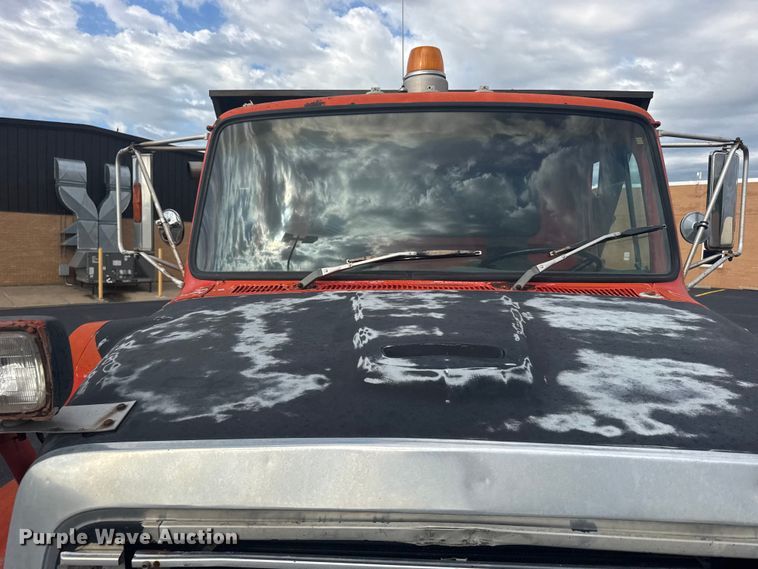 image for item EW4918 1989 Ford LNT8000 dump truck