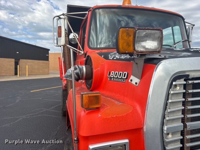 image for item EW4918 1989 Ford LNT8000 dump truck