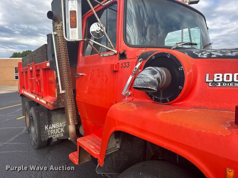 image for item EW4918 1989 Ford LNT8000 dump truck