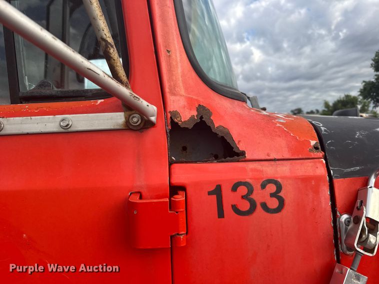 image for item EW4918 1989 Ford LNT8000 dump truck