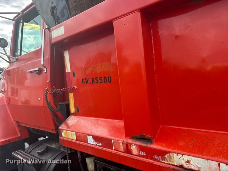 image for item EW4918 1989 Ford LNT8000 dump truck