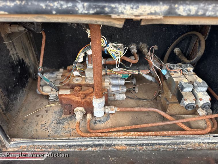 image for item EW4918 1989 Ford LNT8000 dump truck