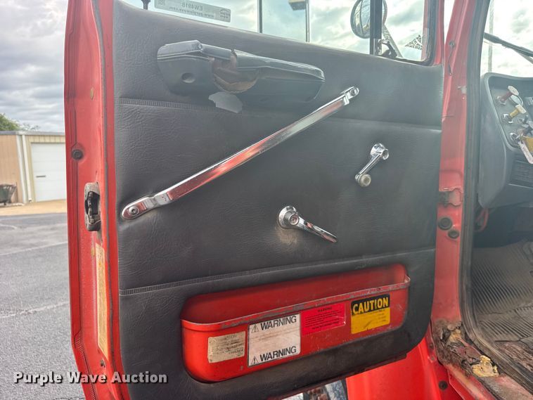 image for item EW4918 1989 Ford LNT8000 dump truck