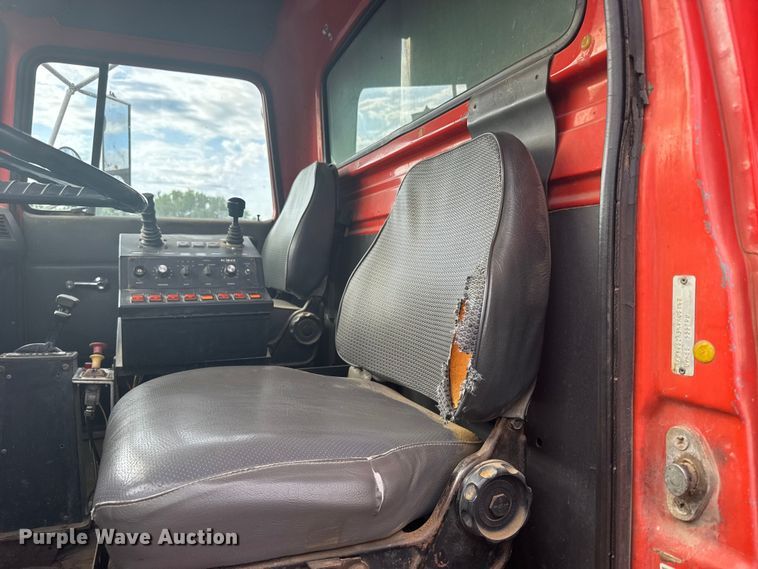 image for item EW4918 1989 Ford LNT8000 dump truck