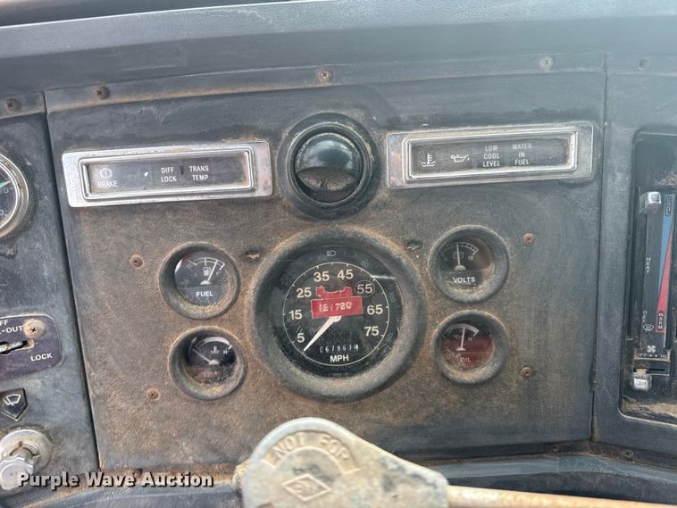 image for item EW4918 1989 Ford LNT8000 dump truck