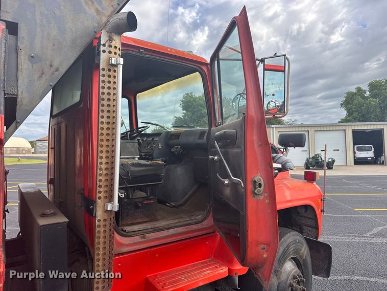 image for item EW4918 1989 Ford LNT8000 dump truck