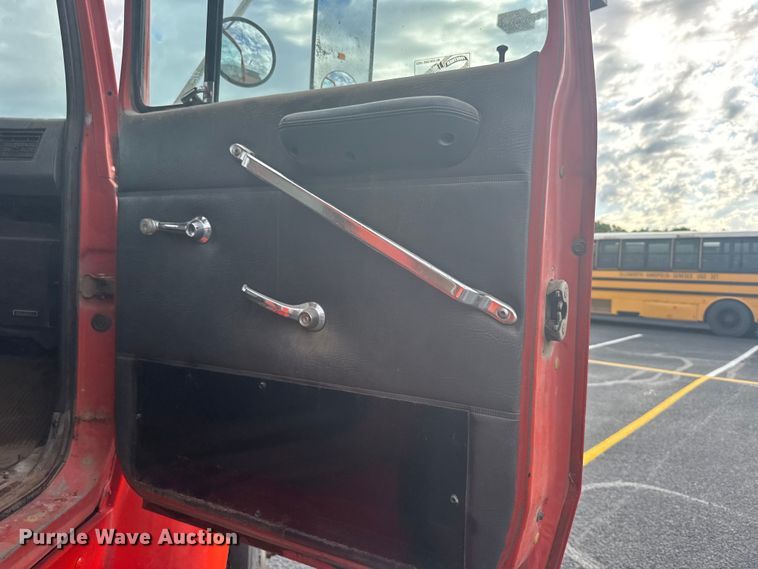 image for item EW4918 1989 Ford LNT8000 dump truck