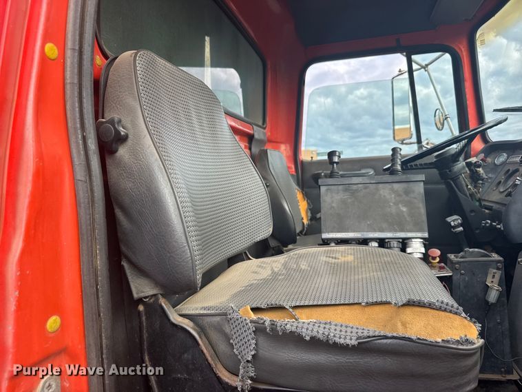 image for item EW4918 1989 Ford LNT8000 dump truck