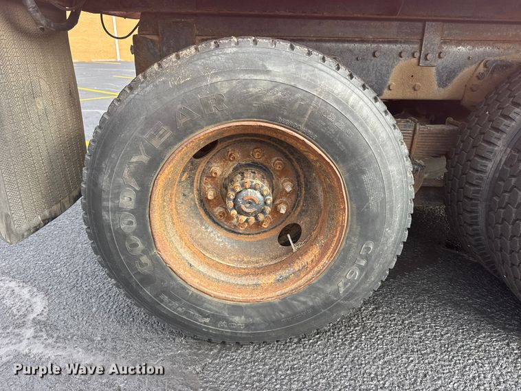 image for item EW4918 1989 Ford LNT8000 dump truck