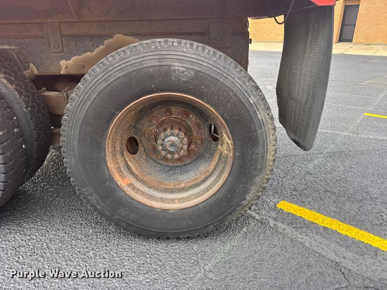 image for item EW4918 1989 Ford LNT8000 dump truck