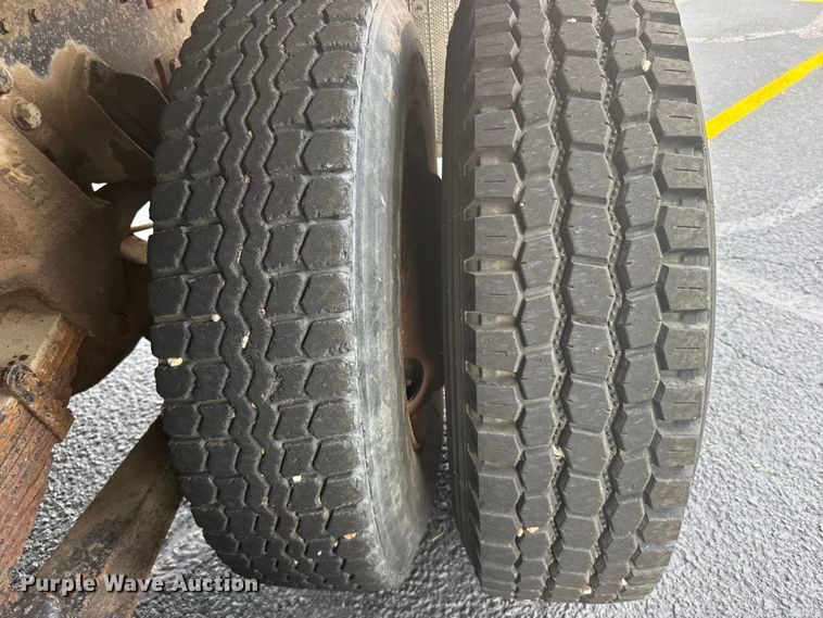 image for item EW4918 1989 Ford LNT8000 dump truck