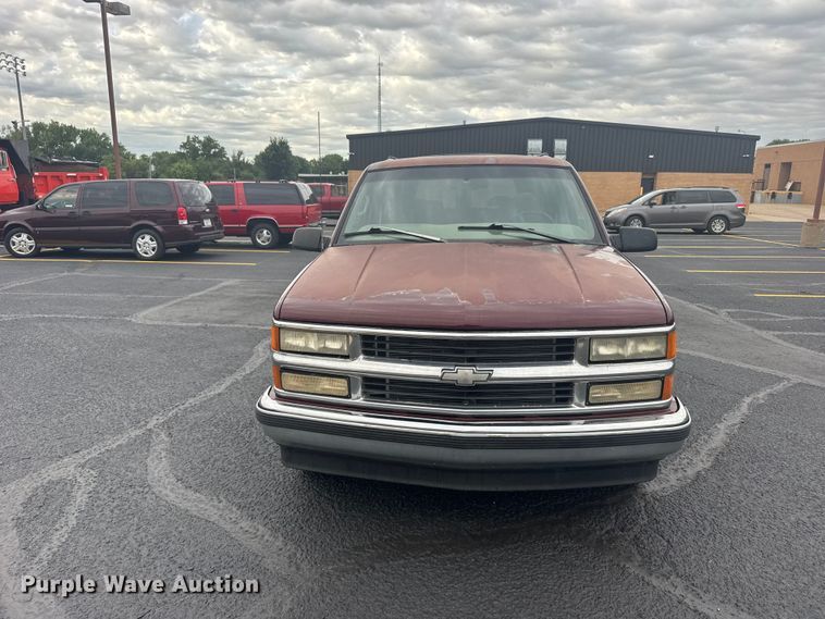 image for item EW4919 1999 Chevrolet Suburban  SUV