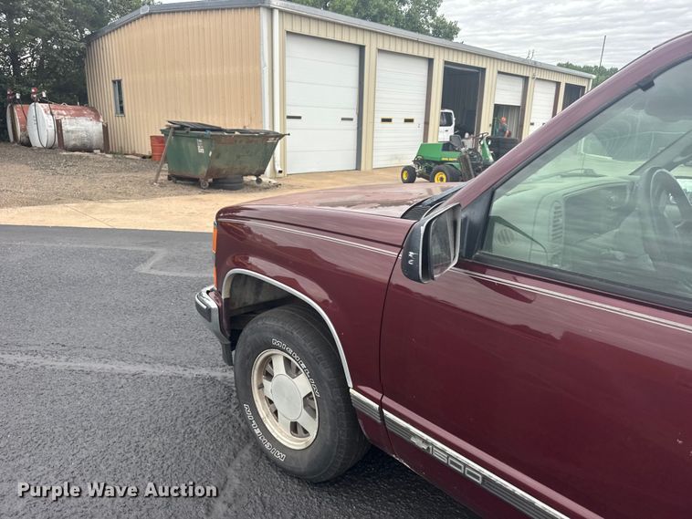 image for item EW4919 1999 Chevrolet Suburban  SUV