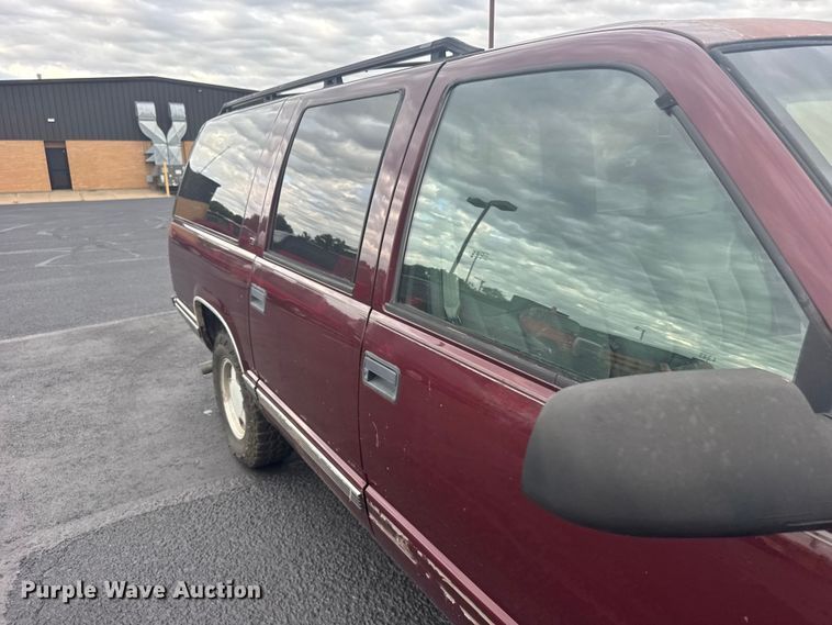 image for item EW4919 1999 Chevrolet Suburban  SUV