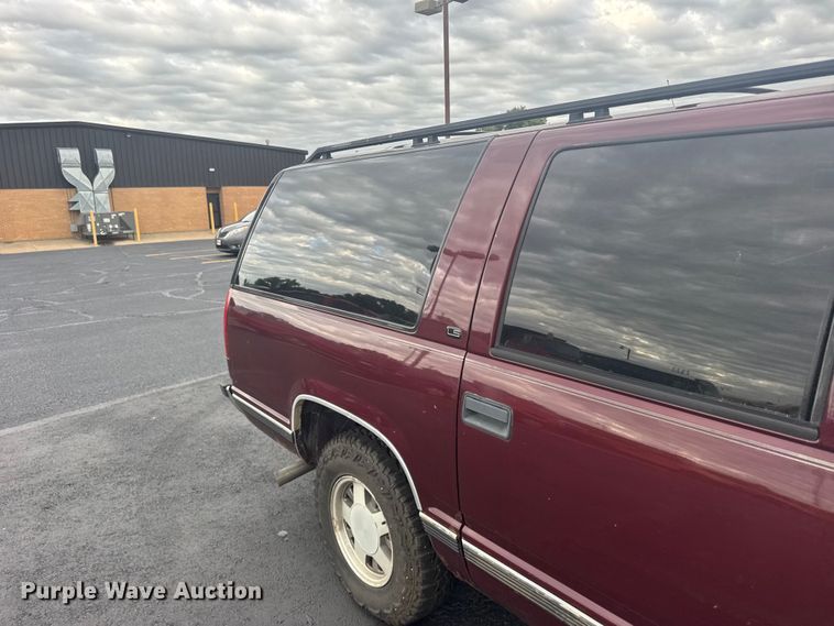 image for item EW4919 1999 Chevrolet Suburban  SUV