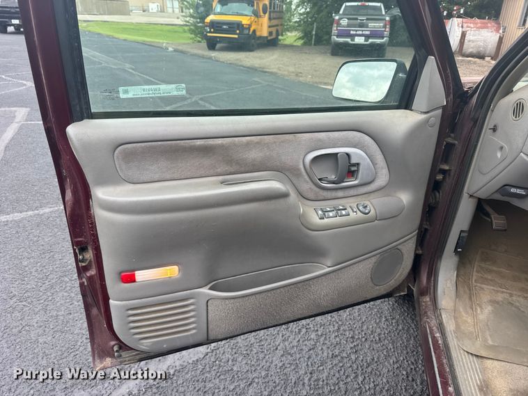 image for item EW4919 1999 Chevrolet Suburban  SUV