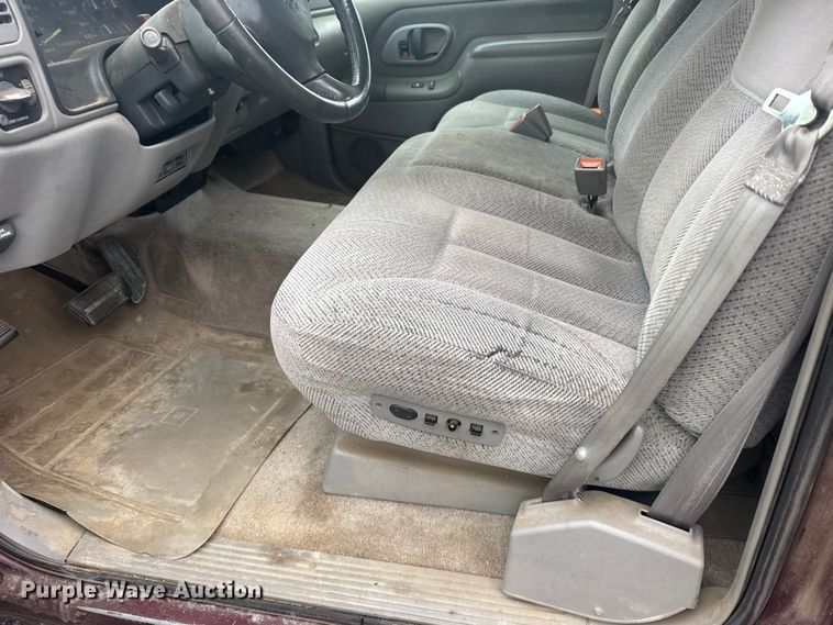 image for item EW4919 1999 Chevrolet Suburban  SUV