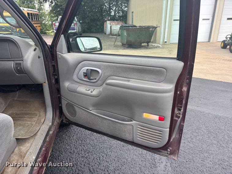 image for item EW4919 1999 Chevrolet Suburban  SUV