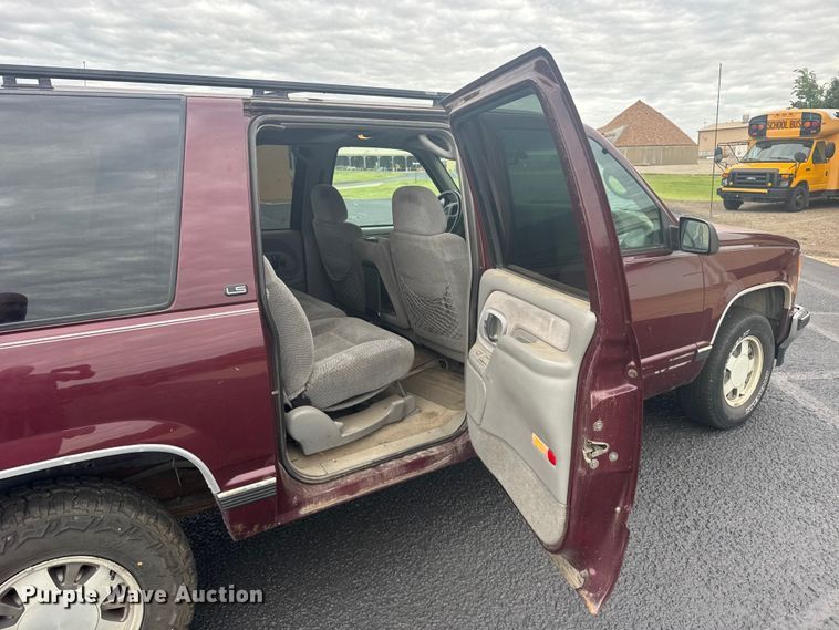 image for item EW4919 1999 Chevrolet Suburban  SUV