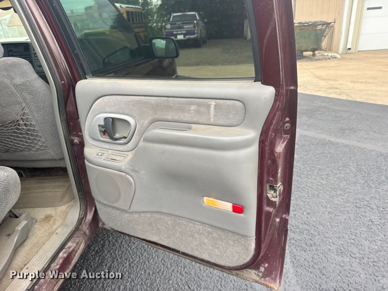 image for item EW4919 1999 Chevrolet Suburban  SUV