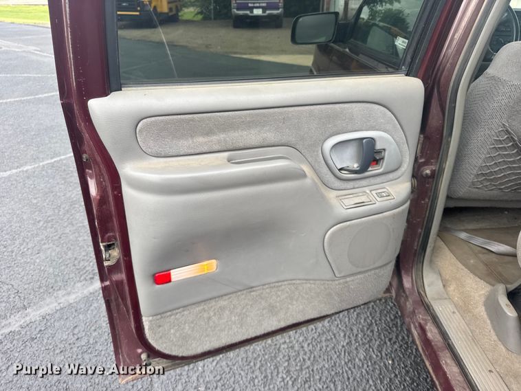 image for item EW4919 1999 Chevrolet Suburban  SUV