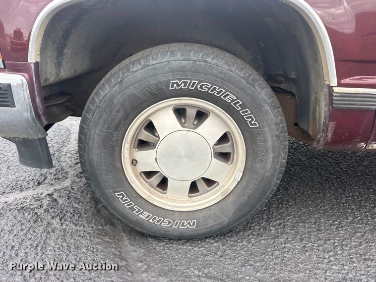 image for item EW4919 1999 Chevrolet Suburban  SUV