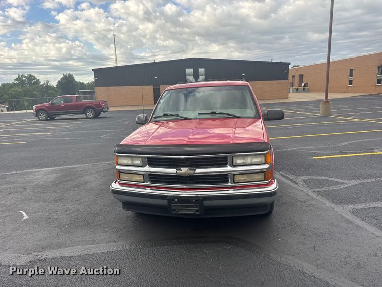 image for item EW4920 1999 Chevrolet Suburban SUV