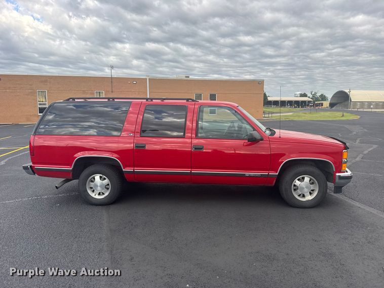 image for item EW4920 1999 Chevrolet Suburban SUV