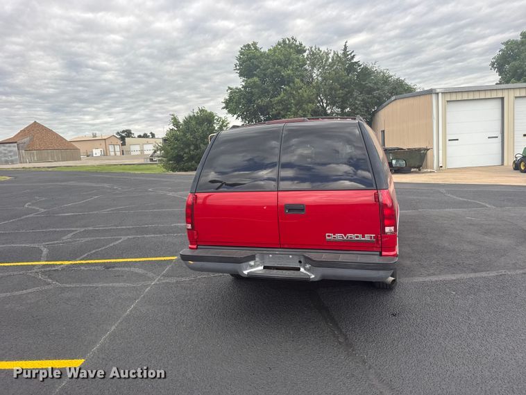 image for item EW4920 1999 Chevrolet Suburban SUV