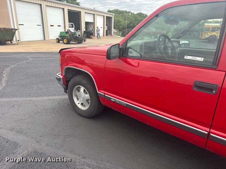 image for item EW4920 1999 Chevrolet Suburban SUV
