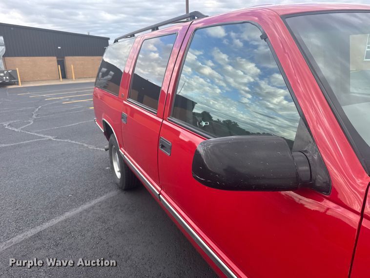 image for item EW4920 1999 Chevrolet Suburban SUV